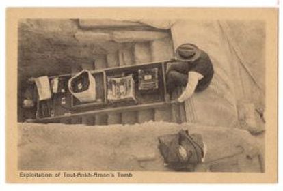 Vieja postal de la época del descubrimiento de la tumba de Tutankamón con Howard Carter y Mace extrayendo objetos del sepulcro, en el Valle de Los Reyes, en Luxor, Egipto.