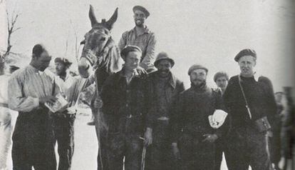 El brigadista de la foto de Centelles (con casco) en Jarama, en mayo de 1937 con otros brigadistas. La fotografía pertenece al libro de memorias de John Tisa.