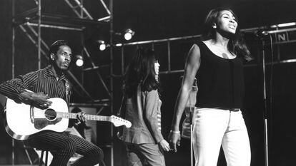 Tina Turner (en primer plano) y Ike Turner actuan durante un programa de televisión, en Londres en 1966.