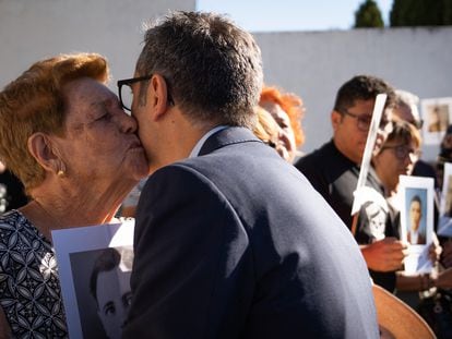 El ministro Félix Bolaños besa a Benita Navacerrada, hija de un fusilado en 1939, durante su visita a la fosa del cementerio de Colmenar Viejo (Madrid) este martes.