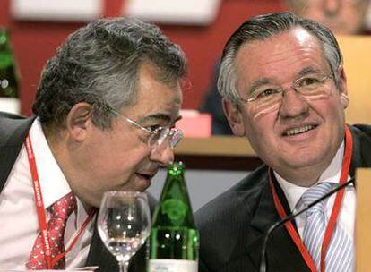 Alberto Manzano, vicepresidente (izquierda), y José Manuel Martínez, presidente de Mapfre, en la junta de accionistas.