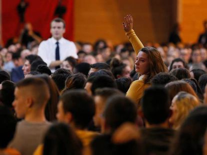 Emmanuel Macron, en un encuentro con jóvenes enmarcado en su propuesta de gran debate nacional, el pasado día jueves en Étang-sur-Arroux. En vídeo, Macron pone en marcha un plan para impulsar la cultura entre los jóvenes.