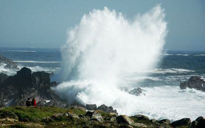 El espectáculo de las olas en el entorno del faro de Corrubedo, en Riveira (A Coruña).