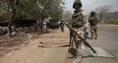 Soldados nigerianos en Gwoza, antiguo basti&oacute;n de Boko Haram.