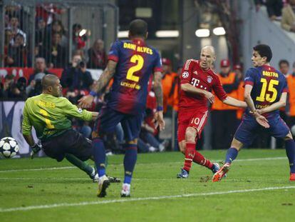 Robben bate a V&iacute;ctor Vald&eacute;s, en Allianz Arena el 28 de abril de 2013. 
