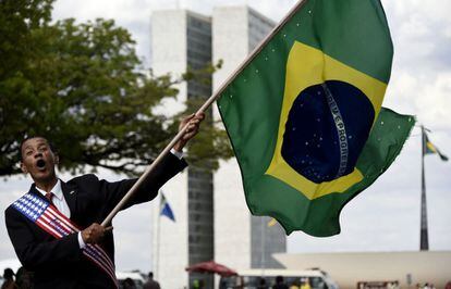 Ciudadanos en contra de Dilma Rousseff reaccionan tras el veredicto final del Senado, en Brasilia (Brasil).