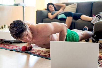 Los expertos consultados aseguran que una buena rutina de varios días a la semana de 30 minutos de ejercicio en casa es un buen programa para ponerse en forma sin tener que ir a un gimnasio.