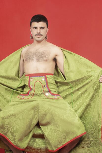 Rodrigo Cuevas lleva pantalones de Made by Kös confeccionados en tela adamascada.