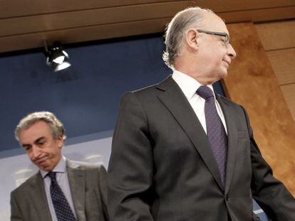 El ministro Montoro y Miguel Ferre, secretario de Estado de Hacienda, en la presentaci&oacute;n del balance de ingresos.