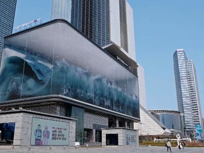La ola hiperrealista que rompe dentro de un edificio en Seúl