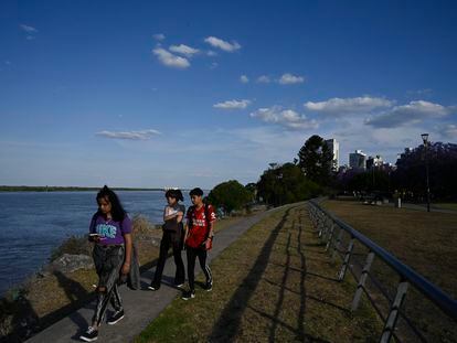 Jóvenes pasean en los humedales en el delta del Paraná, en Rosario, el 17 de noviembre.