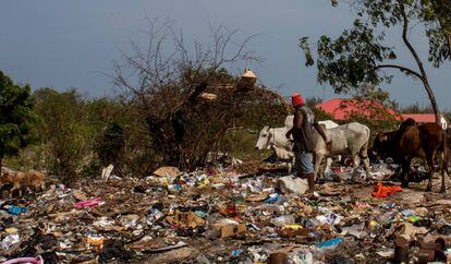 Vertedero de Kigwenga, en Zanzíbar, donde se acumulan toneladas de basura proveniente de hoteles para turistas.