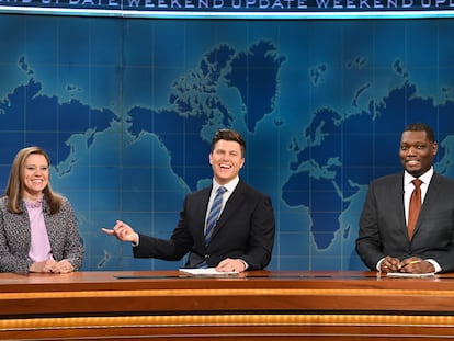 Kate McKinnon, Colin Jost (centro) y Michael Che, durante uno de los 'sketches' de la sección Weekend Update, en mayo de 2022.