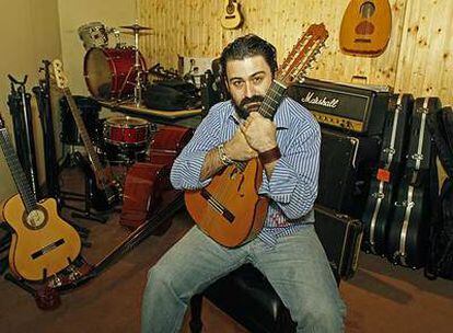 Javier Limón ha respondido a la crisis con una modesta iniciativa, la de hacer discos de músicas de raíz con un sello pequeño.