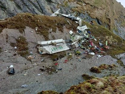 Restos del avión de Tara Air accidentado en una montaña del Himalaya.