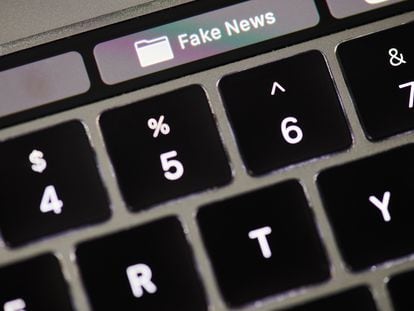 Montaje de un teclado de ordenador con la palabra 'fake news' ('bulos')