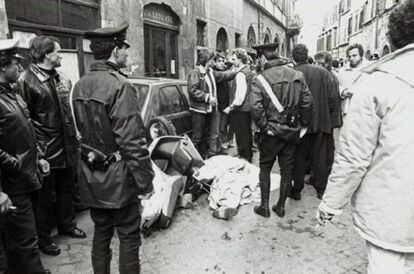 Enrico de Pedis, uno de los capos de la sangrienta banda de la Magliana, yace muerto tras ser tiroteado junto al Campo dei Fiori en febrero de 1990.