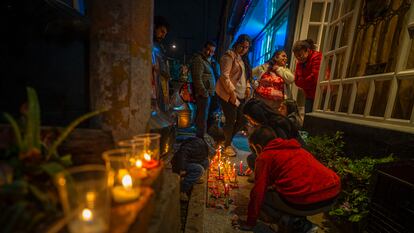 Un grupo de niños enciende velas en el Día de Velitas, en Bogotá (Colombia), el 7 de diciembre de 2022.