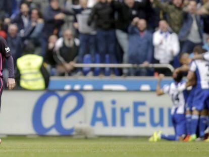 El Deportivo celebra el segon gol i Messi camina capcot.