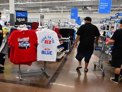 A man shops for t-shirts in Rosemead, California on June 28, 2022. - Americans' feelings about the economy slumped further in June after falling sharply the month before amid concerns over skyrocketing inflation, according to a survey released on June 28. Amid the fastest increase in US consumer prices in more than four decades, made worse by the war in Ukraine, the consumer confidence index fell to 98.7 from 103.2, its lowest level since February 2021, according to The Conference Board's monthly survey. (Photo by Frederic J. BROWN / AFP)