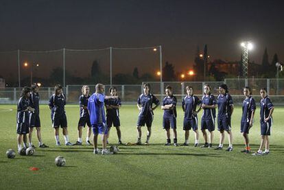 El entrenador José Ramón Hernández da instrucciones a las jugadoras del equipo femenino del Rayo Vallecano el pasado viernes.