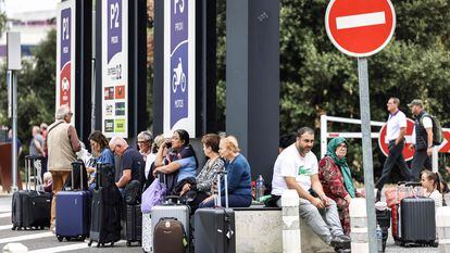 Viajeros esperan en el exterior del aeropuerto internacional de Toulouse en Blagnac, este miércoles.