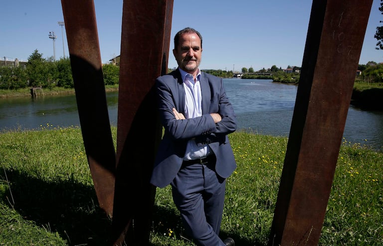 Carlos Iturgaiz, candidato de PP-Cs a lehendakari, posa este martes en Irún (Gipuzkoa) con el río Bidasoa al fondo.