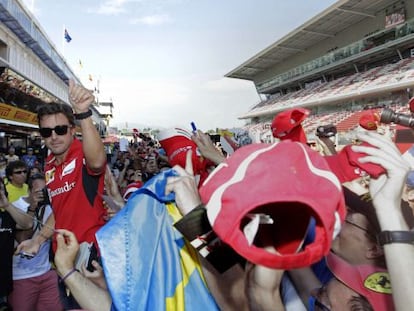 Fernando Alonso saluda a sus seguidores en el Circuito de Catalunya, en Montmel&oacute;, un d&iacute;a antes de que comience el Gran Premio de Espa&ntilde;a de F&oacute;rmula Uno. 