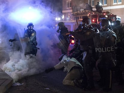 Disturbios en Ferguson en 2014 tras conocerse que un gran jurado hab&iacute;a decidido no imputar al polic&iacute;a Darren Wilson por la muerte de Michael Brown.