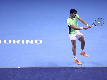 Carlos Alcaraz devuelve una bola ante Novak Djokovic.