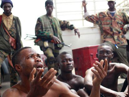 Un hombre, detenido por los hombres de Ouattara, clama su inocencia en una centro de detención improvisado en Abiyán.