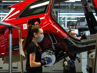 Trabajadores en la línea de montaje de la planta de Seat en Martorell (Barcelona). 