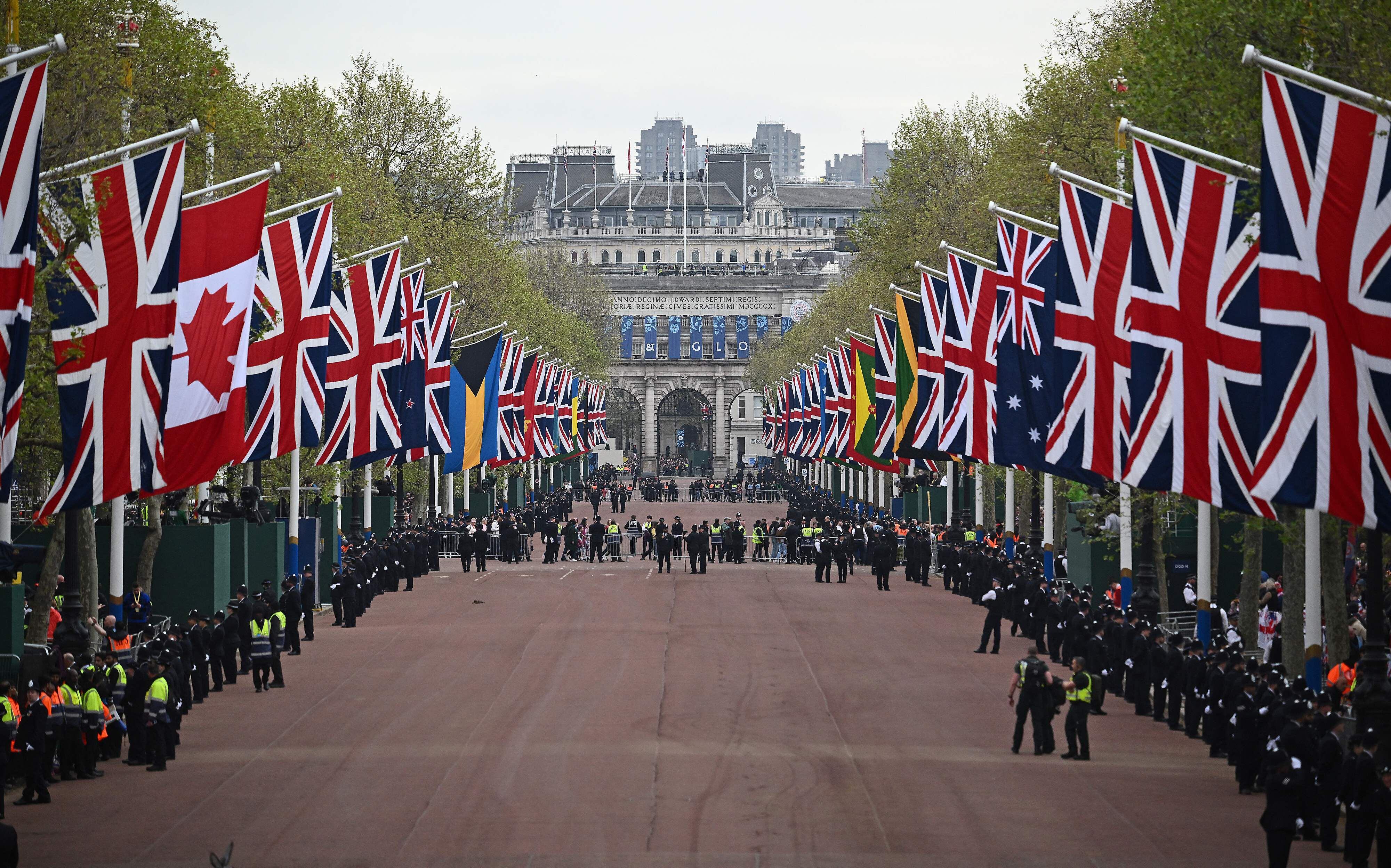 Policías desplegados en el recorrido llamado La Procesión del Rey, que llevará a Carlos III desde el palacio de Buckingham hasta la abadía de Westminster. Más de 11.000 agentes han sido desplegados por las calles de la capital británica.