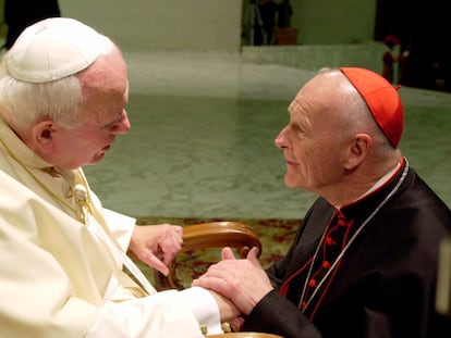 El cardenal Theodor McCarrick coge la mano de Juan Pablo II en una imagen de 2001.