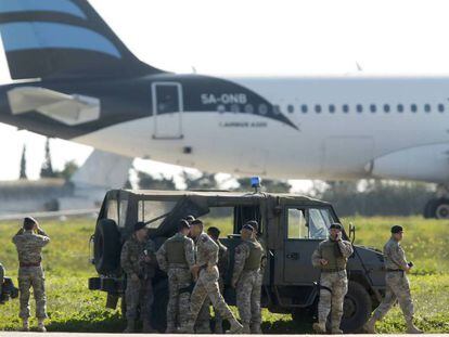 Les autoritats de Malta es despleguen després del segrest de l'avió libi.