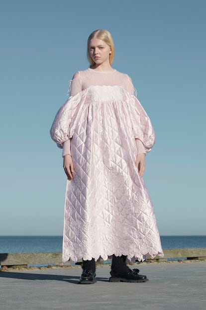Uno de los diseños de Cecilie Bahnsen, en la semana de la moda de París 2021/2022.