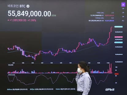 Una mujer pasa frente a un panel de intercambio de criptomonedas en Seúl el pasado 17 de febrero.