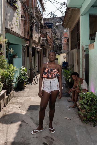 “Ya perdí a mi primo por la violencia policial. Ninguna familia se merece esto. La policía tiene que salir de las favelas. El voto es importante en este momento para mejorar la condición de los residentes aquí. Tengo esta esperanza, en el fondo de mi corazón, muy, muy en el fondo la tengo. Votaré por la favela”.
Rayssa Brandão, 17
(futura estudiante de Enfermería)