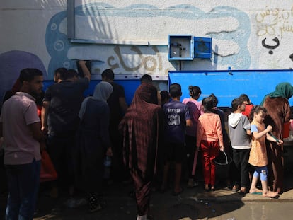 Gazatíes acudían el viernes a un punto de suministro de agua dentro de un campamento para refugiados de la ONU en Jan Yunis, franja de Gaza.