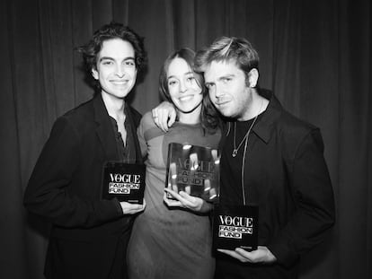 Paula Cánovas del Vas, ganadora del premio Vogue Fashion Fund 2022, junto a los dos finalistas, Ernesto Naranjo (izquierda) y Archie Alled-Martínez (derecha), el 27 de octubre de 2022 en Madrid.