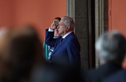 El presidente, acompañado de su esposa Beatriz Gutiérrez Müller, saluda a la bandera antes de dar su informe.