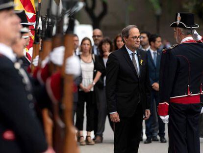 Un Mosso d'Esquadra saluda al presidente de la Generalitat Quim Torra.