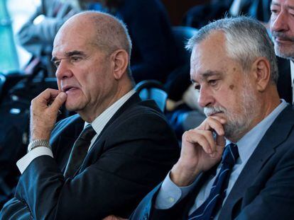 Los expresidentes José Antonio Griñán y Manuel Chaves escuchan al abogado de éste Pablo Jiménez de Parga en el juicio de los ERE.