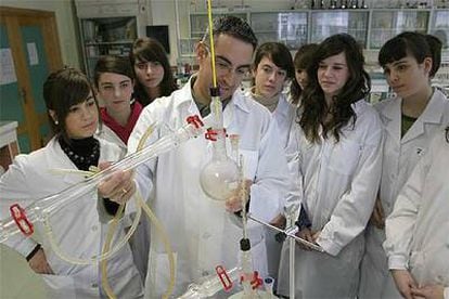 Pablo Labraga imparte clase de Química en inglés a alumnos del centro Antigua-Luberri.