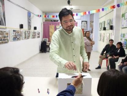 Ignacio Blanco durante la votaci&oacute;n de primarias en la que se impuso como candidato a la presidencia de la Generalitat de EUPV.