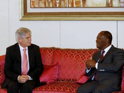 El ministro espa&ntilde;ol de Exteriores, Alfonso Dastis, con el presidente de Costa de Marfil, Alassane Ouattara. 