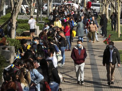 Parte de la fila de personas que esperaba ingresar el miércoles a la recién inaugurada tienda IKEA en Santiago.