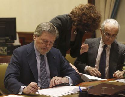 El Ministro de Educacion, Iñigo Mendez de Vigo (izquierda, durante el acto de formalización como diputado en el Congreso, el 7 de enero.