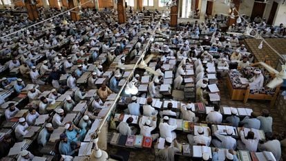 Cientos de alumnos acuden a una clase el pasado 11 de septiembre en la madrasa Haqqania, cerca de Peshawar (Pakistán).