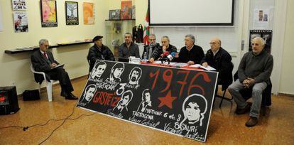 Representantes de las víctimas del 3 de marzo en Vitoria presentan este jueves la iniciativa que llevaran a la Eurocámara.